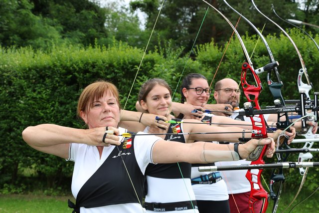 Magret Pleschberger, Irina Prochinig, Angelina Djukic sowie Obmann Christian Leitgeb (v. links)
