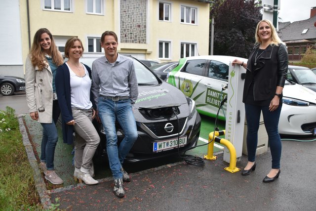 Fahrvergnügen-Chef Matthias Zawichowski mit Lisa Weissinger, Pia Buchhart und Doris Zawichowski.