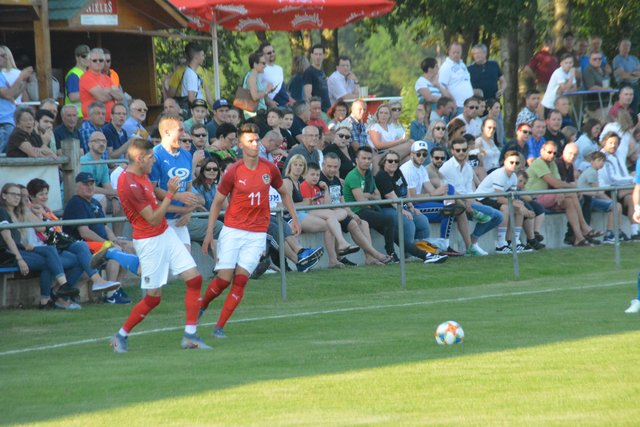 Rund 400 Zuschauer waren beim Testspiel in Unterschützen live dabei.