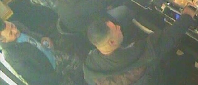 Die Polizei sucht diese beiden Männer.