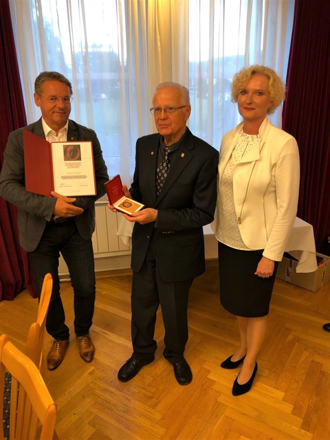 Heribert Uhl und Karin Greiner zeichneten Bgm. a.D. Alois Kogler mit der Victor Adler-Plakette aus.