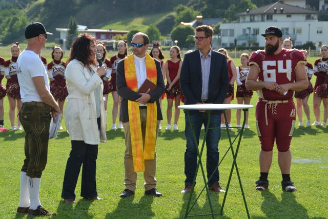 Feiertag am Sportplatz in Telfs mit Einweihung der neuen Heimstätte (v.li.): Platzsprecher Roland Pfeifer, LH Ingrid Felipe , Dekan Peter Scheiring, Bgm. Christian Härting und Patriots-Präsident David Mariani.