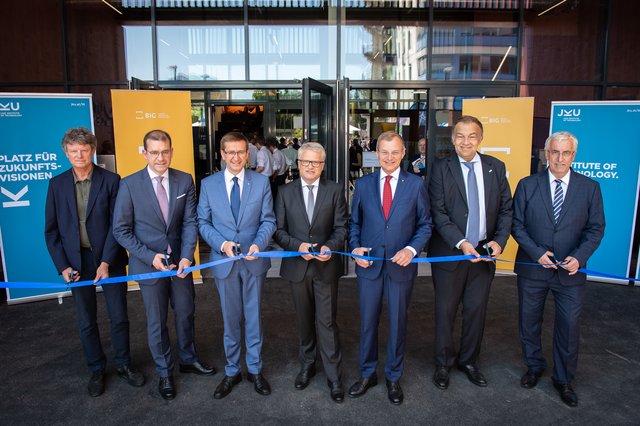 Peter Riepl (Riepl Riepl Architekten), Hans-Peter Weiss (Geschäftsführer Bundesimmobiliengesellschaft), Wirtschaftslandesrat Markus Achleitner, Bürgermeister der Stadt Linz Klaus Luger, Landeshauptmann Thomas Stelzer, JKU-Rektor Meinhard Lukas, LIT Factory-Sprecher Georg Steinbichler (v. l.).