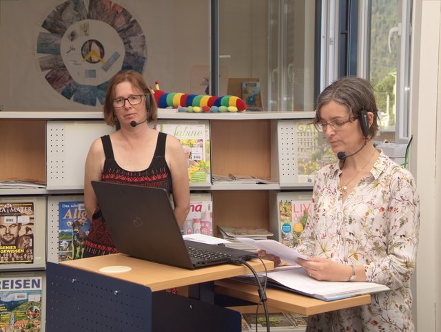 Reiseleiterin Sonja Kofelenz und Bibliothekarin Veronique