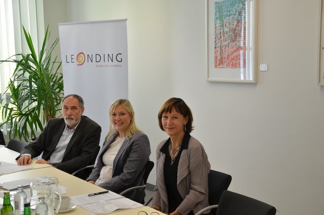 Gerhard Lindner, geschäftsführende Bürgermeisterin Sabine Naderer-Jelinek und Architektin Silja Tillner (v. l. n r.).