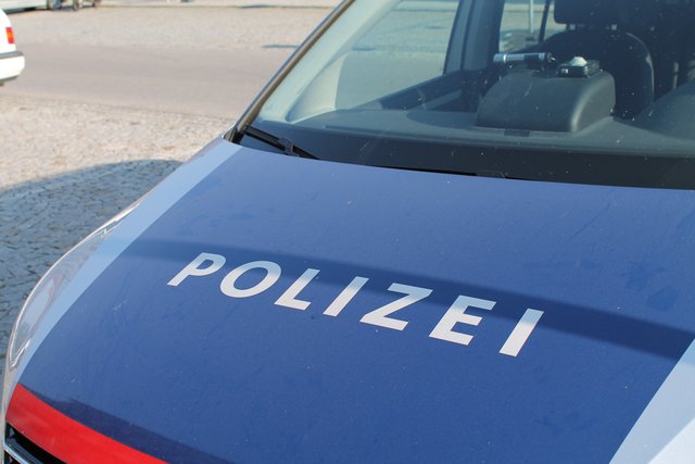 Die Mutter wurde festgenommen, weil gegen sie ein Haftbefehl vorlag.
