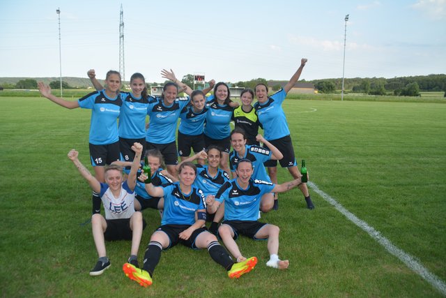 Die Spielerinnen vom FC Südburgenland 1b jubelten über einen 7:1-Kantersieg.