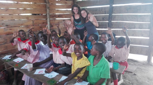 Nicole Stinig und Nadine Puchl (von links) unterstützen die ehrenamtliche Organisation ALCCU in Uganda | Foto: KK