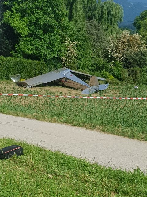 Das Kleinflugzeug des Typs Cessna 120 wurde in die Hecke eines Wohnhauses geschleudert | Foto: Georg Bachhiesl