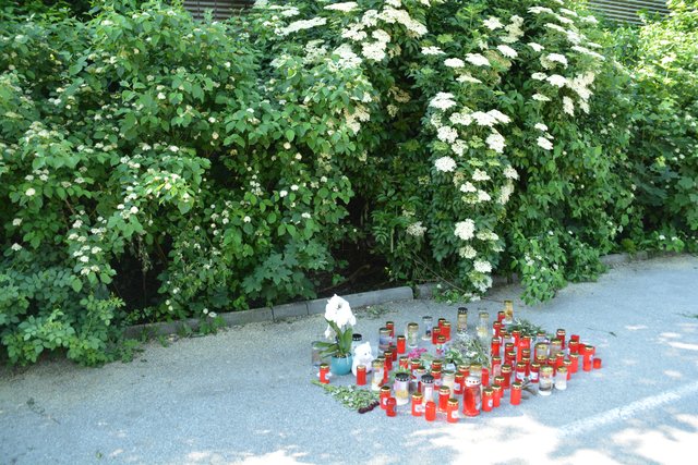 Am Tatort in Greinsfurth wurden Kerzen angezündet und Blumen niedergelegt.