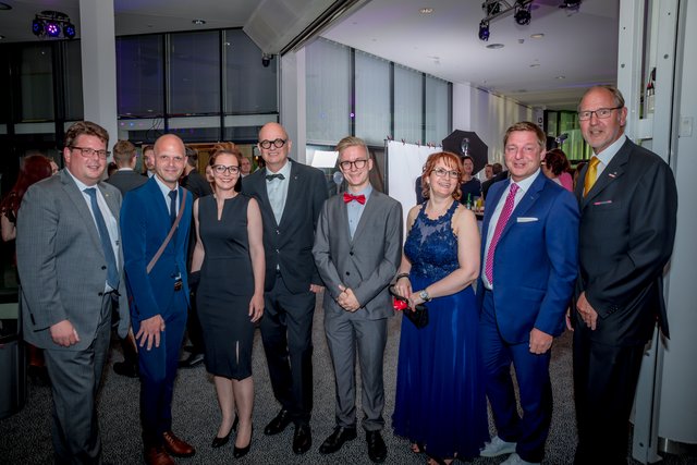 Mit dabei: StR Christian Pober, Bildunsdir. Robert Klinglmair , StR Katharina Spanring, Dir. Peter Kusstatscher, Schulsprecher Florian Bernsteiner, Elternvereinsobfrau Petra Bernsteiner, Bgm. Günther Albel, WKO-Bezirkschef Bernhard Plasounig.