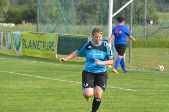 Der Ball ist drinnen und Isi läuft ...