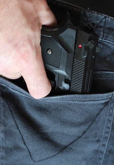 Die Polizei konnte die in einem anderen Auto versteckte Schreckschusspistole sicherstellen.