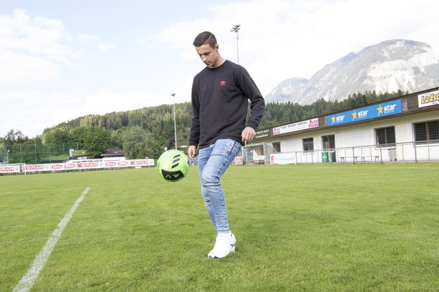Auch in Jeans mit dem Ball auf "Du und Du". | Foto: Friedl Schwaighofer
