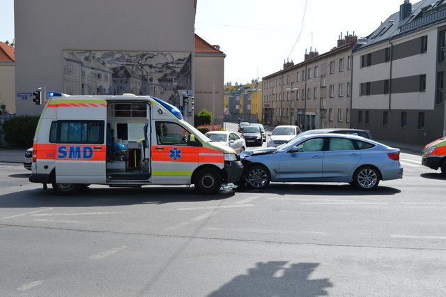 Glück im Unglück. Die Erstversorgung des leichtverletzten Fahrers war gesichert.