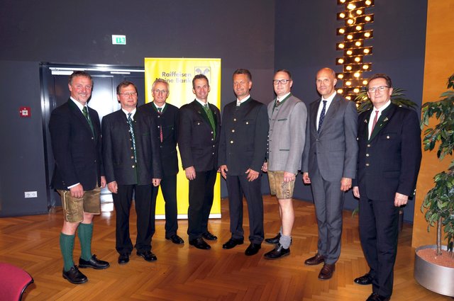 Repräsentanten der Raiffeisenbank: Ernst Fraiß, Viktor Riegler, Franz Seitinger, Jakob Karner, Christian Stoppacher, Gerald Baierling, Thomas Zehetleitner, Herbert Stengg, v.li.
