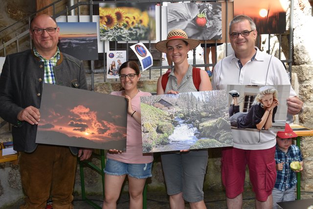 Pfingstkirtag 2019 - Organisator Andreas Fenster beim Rundgang - Stand Bruno Haneder.