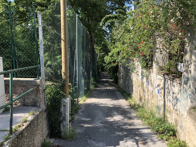 Beim Spaziergang durch die Hartäckerstraße stößt man auf einen wunderschönen, versteckten Durchgang.