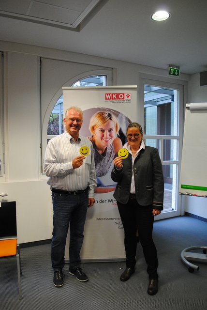 FIW-Bezirksvorsitzende Marina Bunte, sowie die Teilnehmerinnen und Teilnehmer hatten mit Mental-Coach Axel Mitterer viel zu lachen.