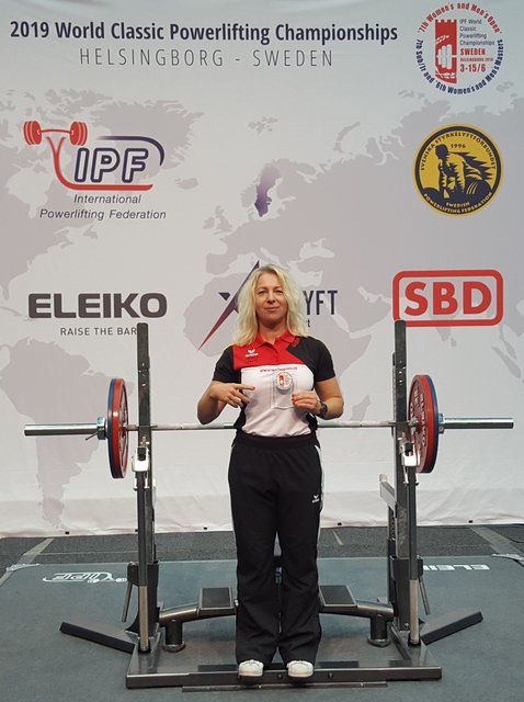 Daniela Falck wurde bei der Weltmeisterschaft im Kraftdreikampf/ Powerlifting fünftplatzierte in der Gesamtwertung mit 352,5 Kilogramm.