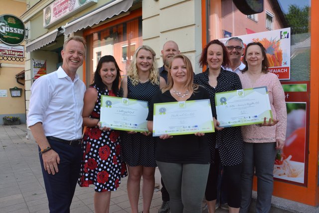 Die drei Preisträger bei "Stadt Up Trofaiach" – Melanie Wagner, Tanja Groiß (2.), Mathias Plangger, Melanie Kaufmann (1.), Sabine Krainz, Michaela Hengstler (3.) – als Gratulanten Bürgermeister Mario Abl (li.) und Innenstadtkoordinator Erich Biberich (2.v.re.).