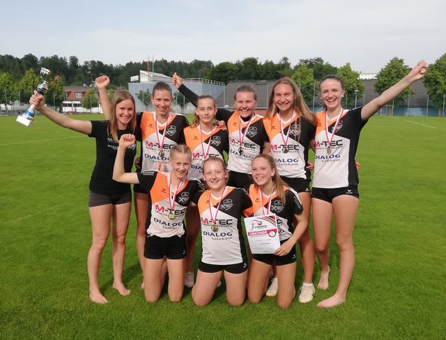 Die Faustballerinnen feierten den Erfolg.