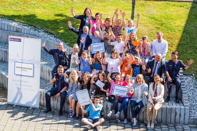 Landes- und Bundessieger Kategorie 5. bis 8. Schulstufe: Die Klasse 2c NMS Kössen
v.l.n.r.: Bgdr Johannes Strobl BA, KontrInsp Christian Krug , Schulsozialpädagogin Nicole Mayr, Dir. Christoph Hundegger, die Schülerinnen und Schülern der Klasse 2c der NMS Kössen, Dr. Beate Palfrader, Dr. Reinhold Raffler, Dr. Bettina Ellinger, Bgm. Reinhold Flörl und Obstlt Martin Reisenzein BA