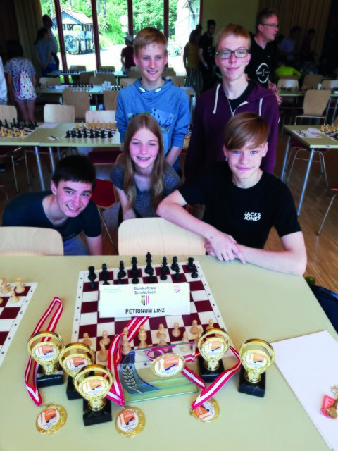 Der Sieg des Schulschach-Bundesfinales 2019 ging an das Bischöfliche Gymnasium Petrinum Linz (v. l. n. r.): Ludwig Szolga, Franziska Danninger, Florian Hager, Simon Danninger, Jakob Postlmayer