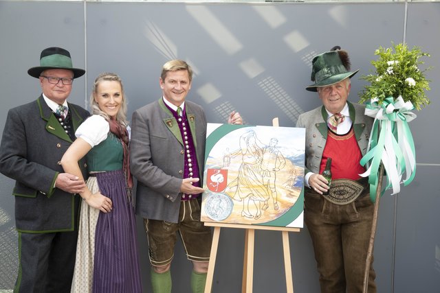 Oberlandler-Kirchtagsladen bei der Stadtgemeinde Leoben: Großbauer Erhard Skuka, Ladnerin Claudia Pendl, Bürgermeister Kurt Wallner, Murtaler Hans Woschner (v.l.).