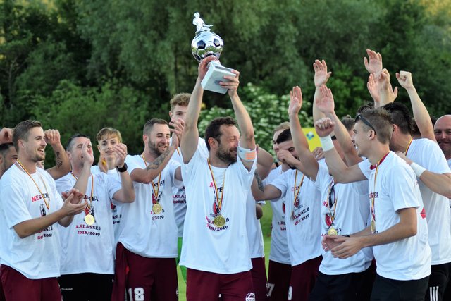 Admira ist Meister der 1. Klasse B und steigt in die Unterliga West auf. Kapitän Christoph Stattmann jubelt mit seinen Mannschaftskollegen. | Foto: Nina Stattmann/KK