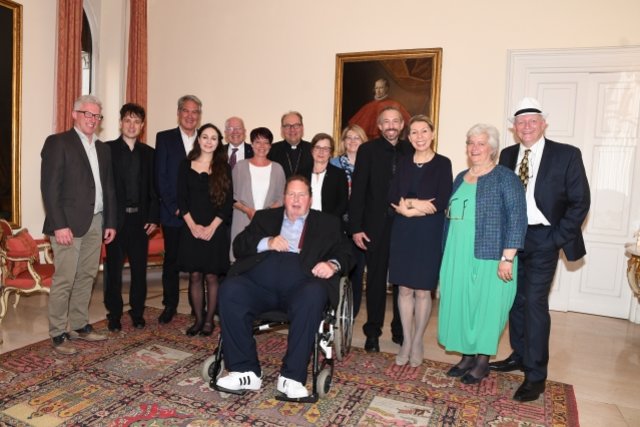 Tiroler Delegation, angeführt von Bischof Hermann Glettler, mit Filmteam in der Tiroler Botschaft und bei der Filmpräsentation im Vatikan.