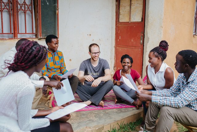 Sören Lex erklärt in Uganda sein Projekt | Foto: Plasticpreneur