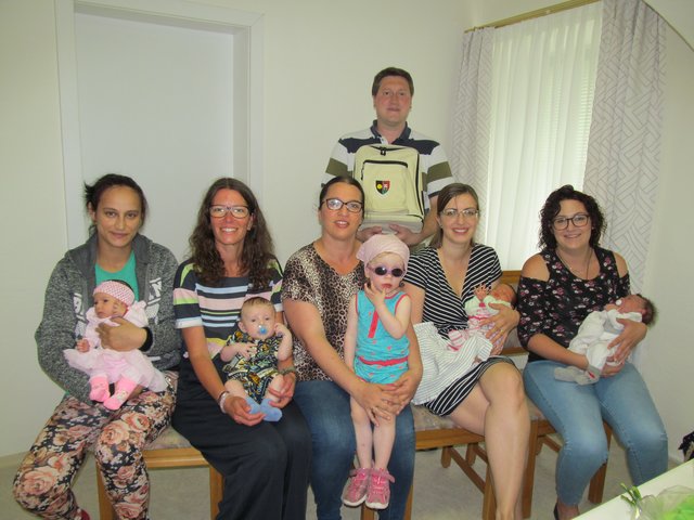 Isabella Elena und Ana-Iuliana Cherar, Bürgermeisterin Karin Gorenzel, Paul Graf-Brunnthaler, Karin und Emilia Graf-Brunnthaler, Martin Fischer, Kristina und Johanna Maria Fischer, Nadine Ackerling und Finja Kristin Piringer.