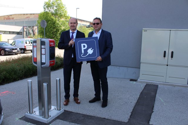 Engelbert Haller (Regionalleiter ÖBB Immobilienmanagement GmbH) und Bürgermeister Herbert Ollinger.