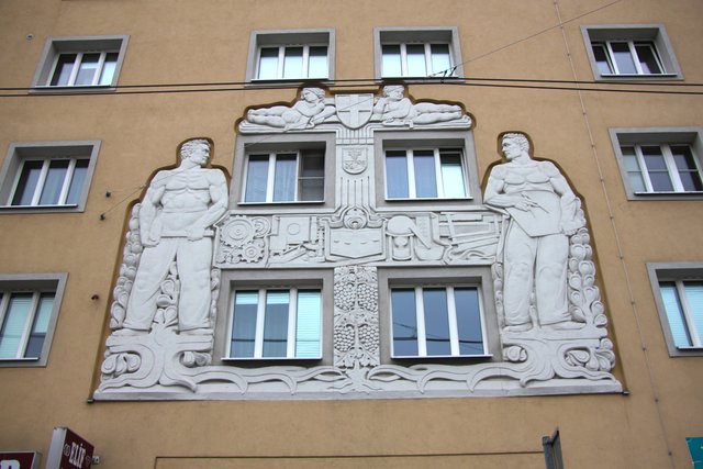 Das denkmalgeschützte Relief über dem Durchgang.