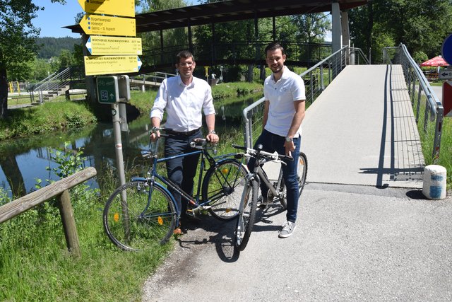 Treten für das „Radland Kärnten! in die Pedale und initiieren den Masterplan „Kärnten am Rad“: die Landesräte Martin Gruber (links) und Sebastian Schuschnig