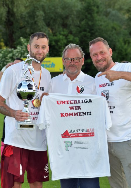 Daniel Brandauer (Links) mit Obmann Wolfgang Bärntatz (Mitte) und Robert Seppele bringen es auf den Punkt. Admira kommt als 1. Klasse A Meister in die Unterliga West. | Foto: Nina Stattmann/KK