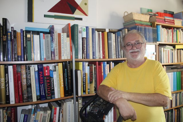 Peter Adacker besitzt rund 15.000 Bücher und somit eine der größten Privat-Bibliotheken des Mürztals.  | Foto: Hofbauer