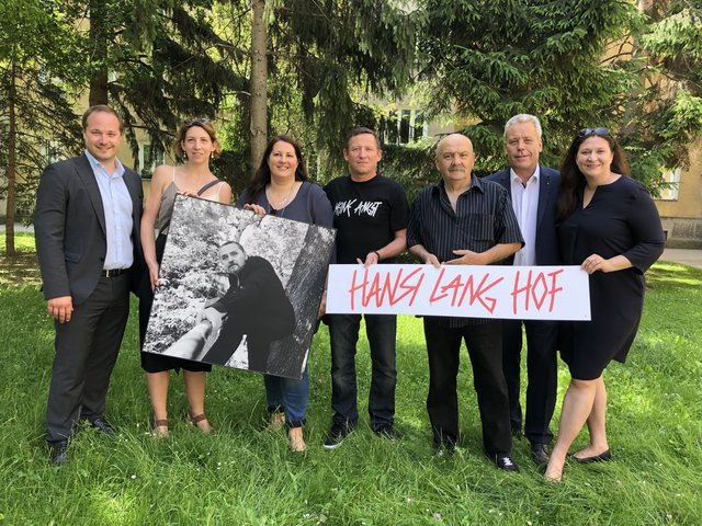 Auch Bezirkschef Daniel Resch (l.) und Stadträtin Kathrin Gaál (3.v.l.) kamen zur Umbenennung des Döblinger Gemeindebaus.