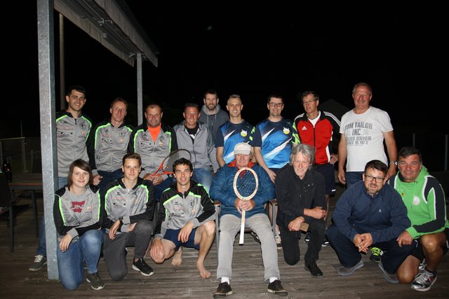 Edi Scharfy senior (vorne, Mitte) im Kreise der Tenniskollegen.