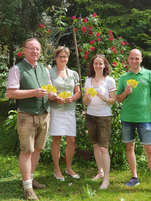 OÖVP-LAbg. Mag. Regina Aspalter und NR Bgm. Johann Singer verteilten mit Ortsbäuerin Eva Puckmair und Bauernbundobmann Karl Breuer bei der Schiedlberger Mostkost spezielle Blumensamen, die zu wertvollem Bienenfutter heranwachsen.