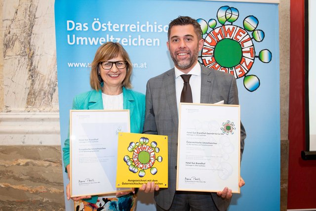 Landwirtschaftsministerin Maria Patek und Hoteldirektor Thomas Baliamis bei der feierlichen Übergabe der Umweltauszeichnungen. | Foto: BMNT Paul Gruber