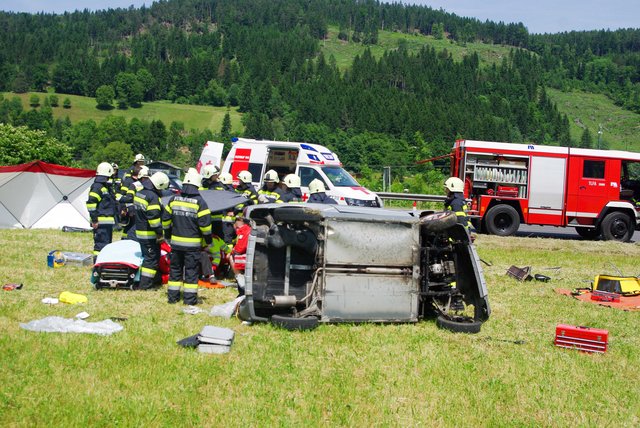 In Spittal-Ost überschlug sich ein Fahrzeug auf der B100. Der Fahrer wurde dabei schwer verletzt