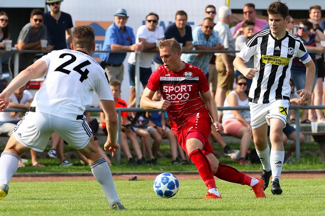Bad-Gams-Doppeltorschütze Florian Thomann (rot) setzt sich gegen Schwanbergs Martin Lanz (24) und Sebastian Kluge durch. | Foto: Franz Krainer