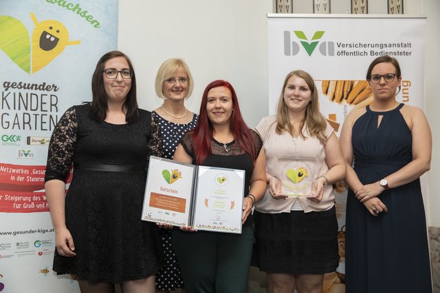 BVA-Landesstellendirektorin Christa Hörzer (2.v.l.) mit den Vertreterinnen des ausgezeichneten Kindergartens