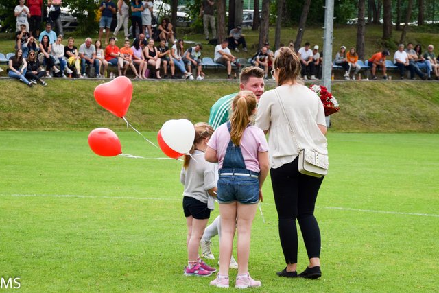 Ein Heiratsantrag auf dem Spielfeld: Michael Schennach und seine Selina sind jetzt verlobt