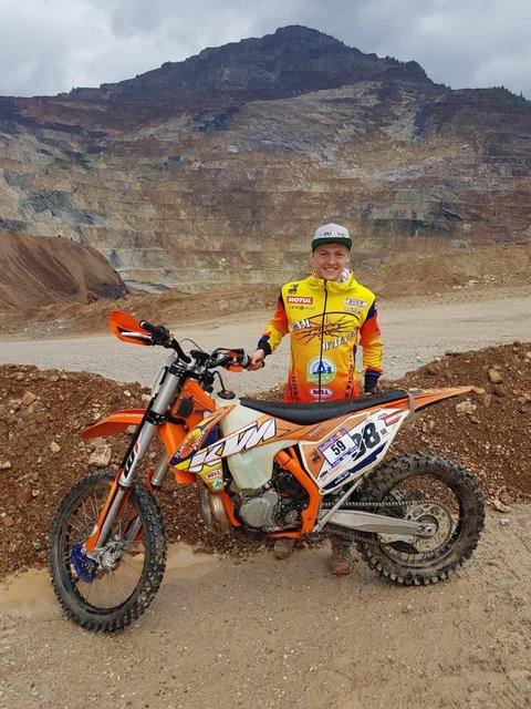 Patrick vor der Erzberg-Kulisse. | Foto: KTM Walzer