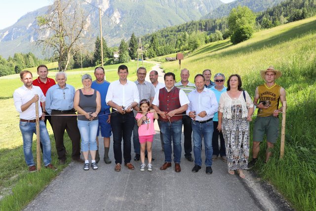 Landesrat Martin Gruber und Bürgermeister Hannes Mak mit den Anrainern bei der Wegeeröffnung in Gallizien
