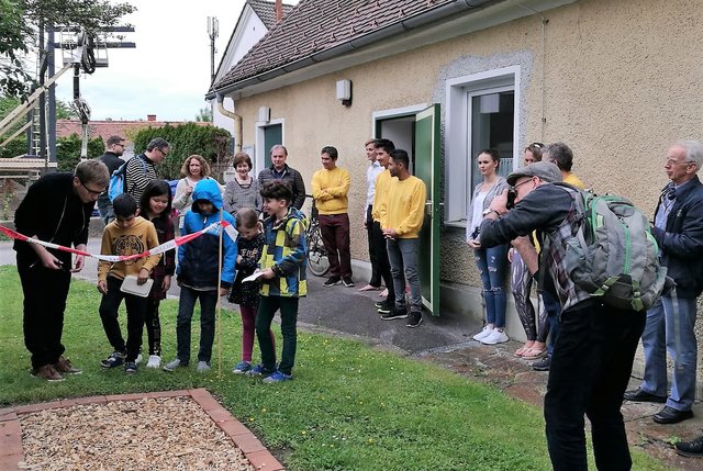 Der Eröffnung des Barfußparcours beim Mehrgenerationenhaus Waltendorf wohnte auch Stadtrat Robert Krotzer (l.) bei.