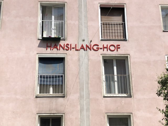 Dieser neue Schriftzug ziert jetzt den Gemeindebau in der Döblinger Saileräckergasse 8-14.